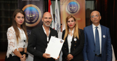تسليم المشاركين  شهادات خلال المؤتمر الرابع للمهندسين